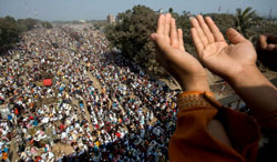 مسلمون يشاركون في «بيشوا اجتماع» (كي أم أسد - رويترز)