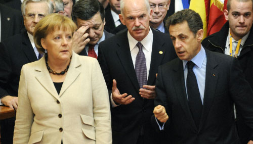 رئيس الوزراء اليوناني جورج باباندريو يتوسّط ساركوزي وميركل في بروكسل (جون تيس ــ أ ف ب)