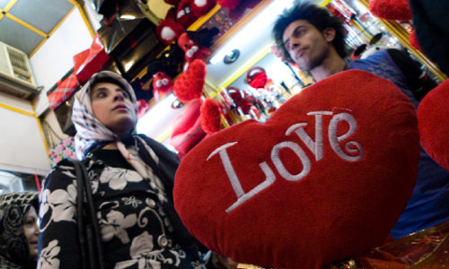 مظاهر يوم الحب في طهران أمس (مرتضى نيكوبازل - رويترز)