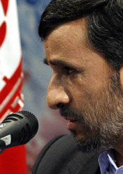 نجاد يتحدث في طهران أمس (عطا كناري ــ ا ف ب)