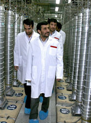 نجاد خلال زيارته الى مفاعل ناتانز وسط إيران العام الماضي (أ ب)