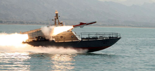 صاروخ «نصر1» الإيراني لحظة إطلاقه أمس في منطقة غير معروفة من إيران (أ ب)