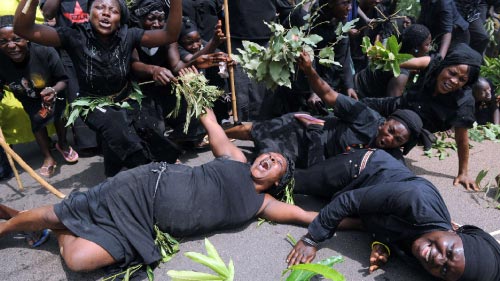 نساء فقدن أبناءهنَّّ في أحداث الأسبوع الماضي في جوس نيجيريا (بيوس اوتومي ايكبي ــ أ ف ب)