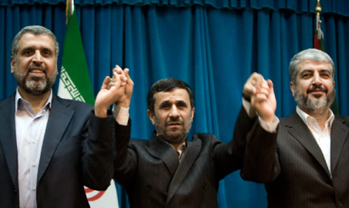 نجاد يتوسّط مشعل وشلح في طهران الشهر الماضي (مورتيزا نيكوبازل ــ رويترز)