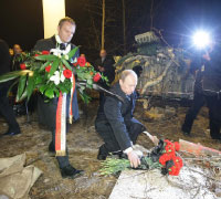 بوتين وتاسك يضعان اكليلاً من الزهر (أ ب)