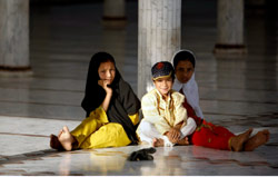 أطفال في مسجد قريب من إسلام آباد أول من أمس (فيسنت ثيان ــ أ ب)