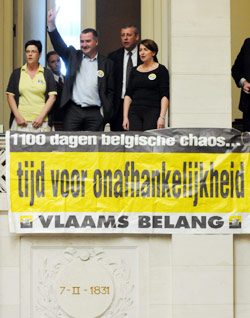 أعضاء في أحد أحزاب الفلامان بعد رفعهم لافتة تطالب بالاستقلال في مقر البرلمان البلجيكي (تيري شارليه ــ أ ب)