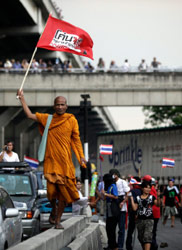 راهب بوذي من أنصار القمصان الحمر ( شكري سوكبلانغ ــ رويترز)