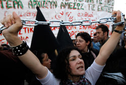 من احدى التظاهرات المناهضة لإجراءات الحكومة اليونانية (يورغوس كاراهاليس ــ رويترز)