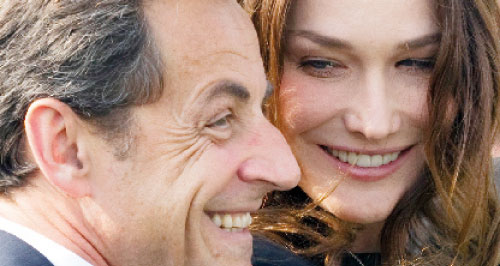 ساركوزي وزوجته خلال زيارتهما إلى الصين يوم الجمعة الماضي (ايان لانغسدون ــ أ ب)
