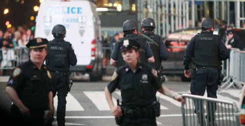 الشرطة تنتشر في ساحة «تايمز سكوير» بعد اكتشاف سيارة ملغومة أمس (ماريو تاما ـ أ ف ب)