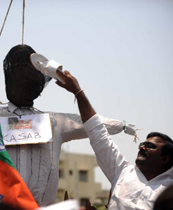 تمثيلية لإعدام أمير خلال تظاهرة غاضبة في حيدر آباد قبل أسبوعين (نوح سيلام ــ أ ف ب)