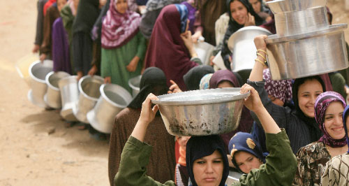 مصريّات ينتظرن دورهنّ للحصول على مياه نظيفة (أرشيف ــ أ ف ب)