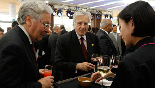 رئيس البنك المركزي الأوروبي جان كلود تريشيه وحاكم البنك البريطاني مرفين كينغ في حفل استقبال لمجموعة العشرين (رويترز) 