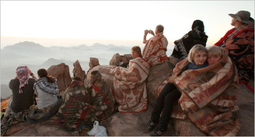 سياح يراقبون شروق الشمس على «جبل موسى» في سيناء (غوران توماسيفيتش ــ رويترز)
