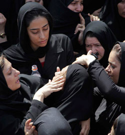 أقارب ضحايا الإعتداء خلال التشييع أول من أمس في زاهدان (حسين راشقي - رويترز)