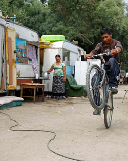 مراهق يلهو على دراجته في مخيم للمهاجرين غير الشرعيين في جنوب فرنسا امر ساركوزي بازالته (ستيفان ماهي ــ رويترز)