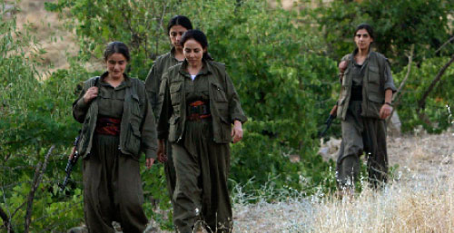 مقاتلات كرديات في جبال القنديل الأسبوع الماضي (رويترز)
