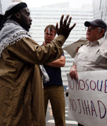 مناهض ومؤيد لبناء مسجد نيويورك يتحاوران خلال تظاهرات الأحد (جيسيكا رينالدي ــ رويترز)