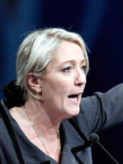 مارين لوبن بعد فوزها بزعامة حزب اليمين المتطرف في فرنسا (ستيفان ماهي ــ رويترز)