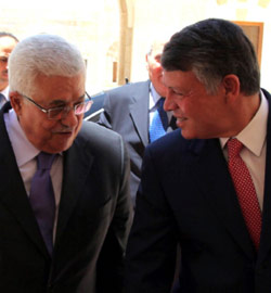 الملك الأردني مستقبلاً الرئيس الفلسطيني في عمان أمس (يوسف علان - رويترز)