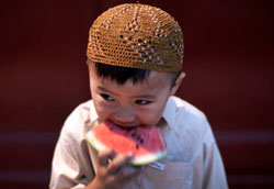 طفل من مسلمي الصين يستقبل شهر رمضان على طريقته (آندي وونغ ــ أ ب)