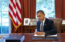 الرئيس الأميركي أوباما يوقع على القانون في البيت الأبيض (بيتي سوزا ــ رويترز)