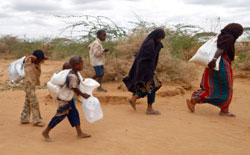 نازحون صوماليون يغادرون الى مخيم اللاجئين في داداب (جيروم دلاي ــ أ ب)