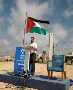 كرسي خشبي لدولة فلسطين يحاكي مقاعد الأمم المتحدة (مجدي محمد ــ أ ب) 