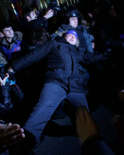 من مواجهات الشرطة مع المتظاهرين في موسكو (انطون غوليبيف ــ رويترز)