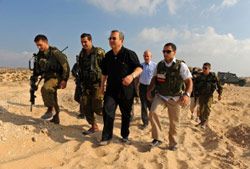 باراك على حدود قطاع غزة أمس (أ ب)