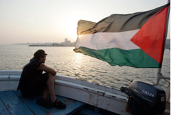 ناشط في مجموعة كسر حصار غزة على متن قارب فلسطيني (خليل حمرا - أ ب)