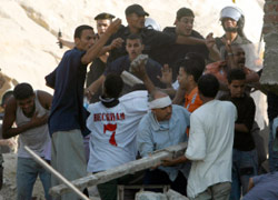 اشتباك بين الشرطة وقاطني منطقة الانهيار الصخري في القاهرة أمس (أسماء وجدي - رويترز)