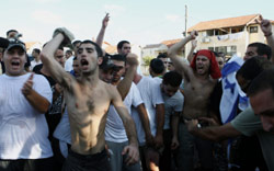 متظاهرون يهود يهتفون ضد العرب في عكا أمس (أحمد غاربلي - أ ف ب)