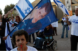 إسرائيليون يتظاهرون للإفراج عن جلعاد شاليط في تل أبيب (جيل كوهين ـــ رويترز)