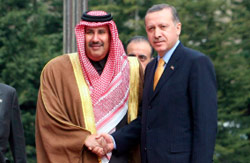 أردوغان يستقبل نظيره القطري حمد بن جاسم في أنقرة أمس  (سترينغر - رويترز)