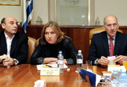 موفاز وليفني خلال اجتماع للحكومة الإسرائيلية السابقة (موشي ميلنر - رويترز)