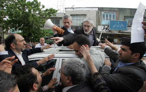 المرشح الاصلاحي موسوي يحيي مناصريه شمال طهران أول من أمس (عطا كناريه ــ أ ف ب)