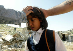 فلسطينية تبكي بعد هدم منزلها في القدس الشرقية أول من أمس (محفوظ أبو ترك - رويترز)