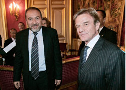 كوشنير وليبرمان في مقر الخارجية الفرنسية أمس (فرانسوا موري ـــ أ ب)