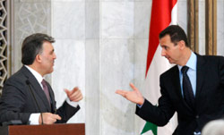 الأسد وغول خلال مؤتمر صحافي في دمشق الجمعة الماضي (خالد الحريري - رويترز)