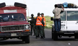 اجراءات أمنية مشددة في الجانب الفنزويلي من الحدود أول من أمس (ايساك اوروتيا ــ رويترز)