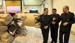 وزير الدفاع وحيدي خلال تفقده مصنعاً لانتاج صواريخ «قيام» (وحيد رضا علائي ــ رويترز)