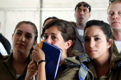 جنود إسرائيليون يتابعون مشاهد الافراج عن شاليط (إريك غايلار ــ رويترز)