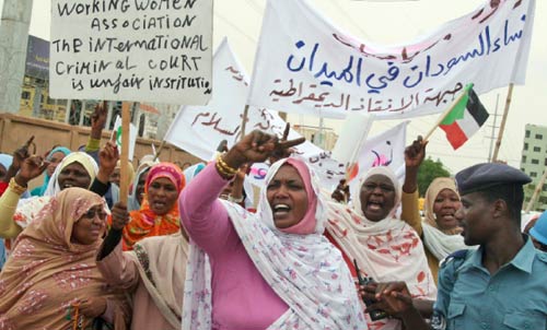متظاهرات أمام مبنى الأمم المتّحدة في الخرطوم أمس (عبد رؤوف ـ أ ب)