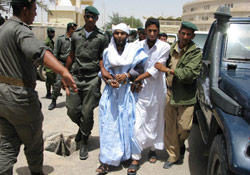 جنود موريتانيون يعتقلون مشتبهاً به في الاعتداء على السفارة الإسرائيلية في نواكشوط في أيار الماضي (أحمد محمد ــ أ ب)