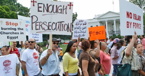 أقباط أميركيون يتظاهرون أمام البيت الأبيض احتجاجاً على معاملة الأقباط في مصر (رون إدمونز ـ أ ب)
