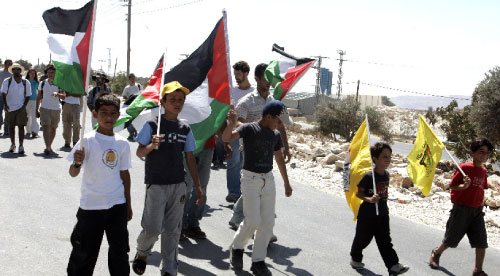 فلسطينيون يتظاهرون ضد جدار الفصل العنصري في بيت لحم (موسى الساهر - أ ف ب)