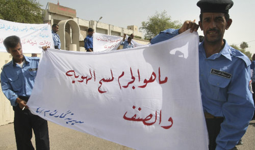 ضبّاط من الشرطة العراقيّة يطالبون بقبض رواتبهم في البصرة (عصام السوداني ــ أ ف ب)