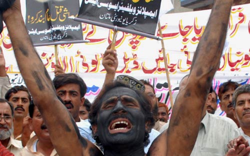 عمال باكستانيون يتظاهرون ضدّ مشرّف والأسعار المرتفعة في مولتان أول من أمس (خالد تانفير - أ ب)